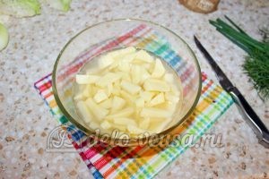 Борщ со свининой: Нарезать картофель