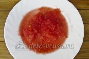 Красный борщ с фасолью: Измельчаем помидор