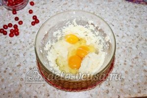 Кекс с вишней: Добавить яйца и воду