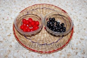 Компот из вишни и черной смородины: Вымыть ягоды
