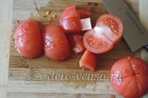 Лобио из стручковой фасоли: Нарезаем помидоры