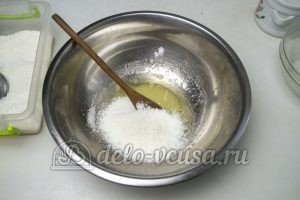 Печенье Макарун: Смешиваем белки, сахар, ванилин и кокосовую стружку