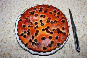 Пирог с вишней на кефире: Кладем на тарелку
