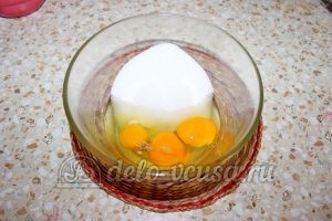Пирог с вишней на кефире: Соединить яйца и сахар