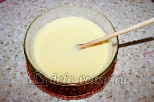 Пирог с вишней на кефире: Добавить соду и кефир