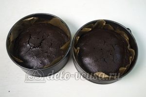Шоколадно-кокосовый торт: Остужаем и извлекаем из форм бисквиты
