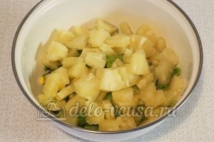 Салат с ананасом и кукурузой: Добавить ананас