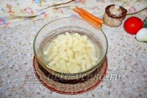 Щи из квашеной капусты в мультиварке: Порезать картошку