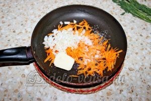 Овощной суп с клецками: Обжариваем лук и морковь на сливочном масле