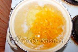 Овощной суп с клецками: Отправляем морковь и лук к кипящему картофелю