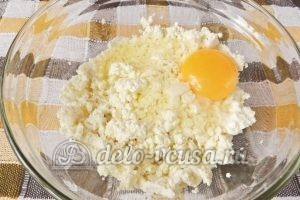 Сырники с кукурузной мукой: Соединить творог и яйца