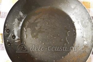 Сырники с кукурузной мукой: Подготовить сковородку