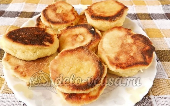 Сырники с кукурузной мукой: Кладем готовые сырники на блюдо