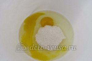 Ванильные блины: Добавляем в яйца сахарный песок и ванильный сахар