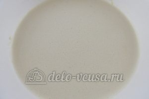 Ванильные блины: Добавляем в тесто оставшееся молоко
