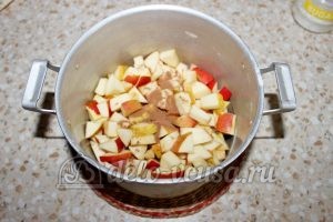 Заготовка из яблок для пирогов: Добавить корицу