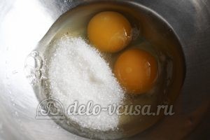 Блины с вареной сгущенкой: Соединить сахар и яйца