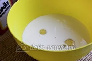 Блины на молоке с содой: Вбиваем яйца в миску с молоком