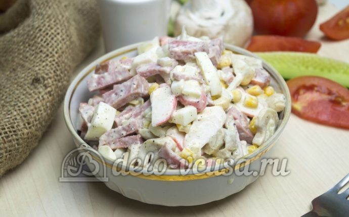 Салат с шампиньонами и колбасой