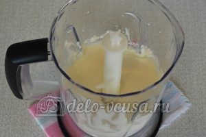 Творожный десерт с черной смородиной: Взбить творог и сгущенное молоко