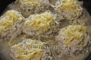 Гнезда из макарон с курицей: Посыпать готовые макароны сыром