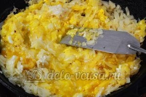 Жареная капуста с яйцом: Хорошо перемешать