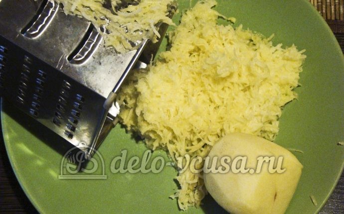 Картофельные драники с мясом: Натереть картошку
