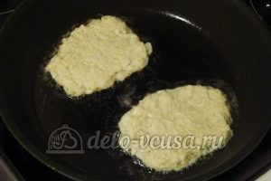 Картофельные драники с мясом: Кладем тесто на сковородку