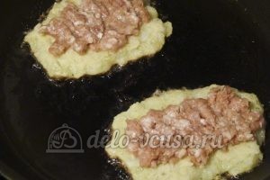 Картофельные драники с мясом: Сверху кладем фарш