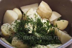 Молодая картошка в мультиварке: Добавить сливочное масло и зелень