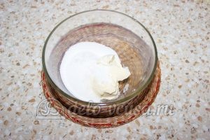 Кекс с черной смородиной: Соединяем масло с сахарным песком