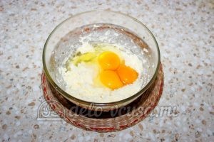 Кекс с черной смородиной: Разбиваем куриные яйца