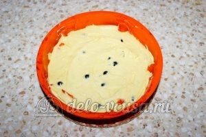 Кекс с черной смородиной: Выкладываем тесто в форму