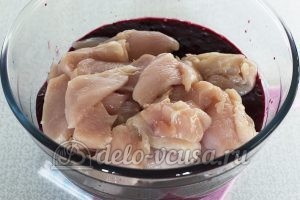 Куриная грудка в кисло-сладком соусе: Смешать курицу с маринадом