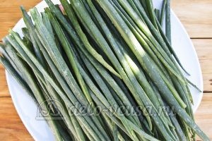 Оладьи из зеленого лука: Перебираем, моем и сушим лук