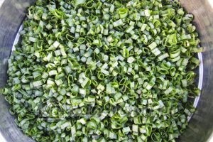 Оладьи из зеленого лука: Нарезаем лук мелкими колечками