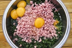 Оладьи из зеленого лука: Соединяем колбасу и лук и разбиваем туда яйца