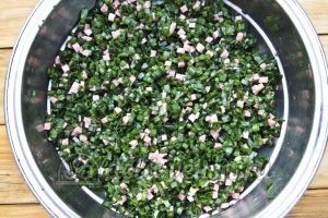 Оладьи из зеленого лука: Все перемешиваем и солим