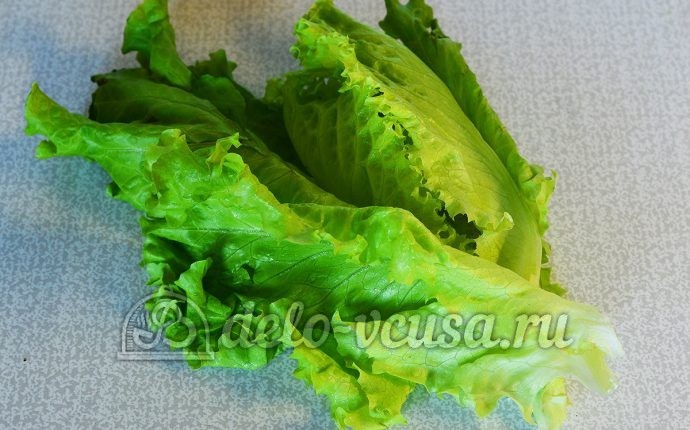 Овощной салат с сухариками: Салат промыть