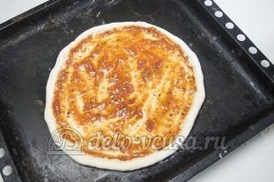 Пицца Фунги: Смазываем тесто соусом