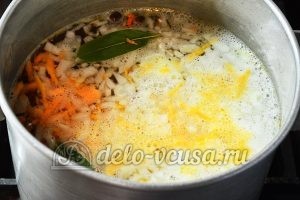 Рисовый суп без мяса: Добавить лук и морковь