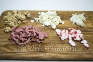 Салат с шампиньонами и колбасой: Нарезаем ингредиенты