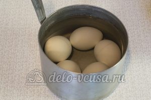 Салат из огурцов, яиц и зелени: Яйца отварить