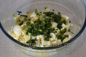 Салат из огурцов, яиц и зелени: Измельчить лук