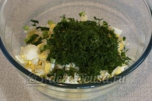 Салат из огурцов, яиц и зелени: Измельчить укроп