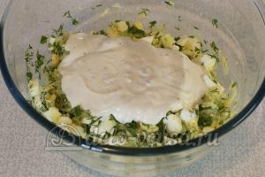 Салат из огурцов, яиц и зелени: Заправить салат