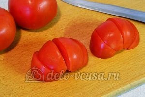 Салат с опятами и помидорами: Порезать помидоры