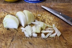 Салат с тунцом и пекинской капустой: Тонко порезать лук
