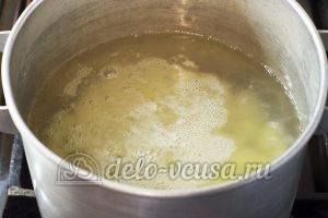 Щавелевый суп без мяса: Кладем картошку в кастрюлю