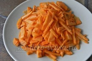 Суп харчо из говядины: Нарезаем морковь соломкой